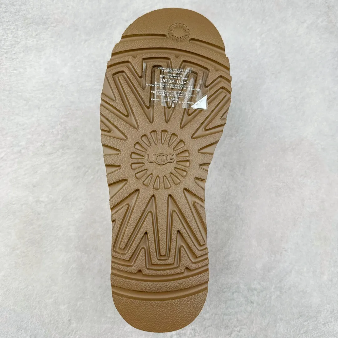 Pick up locally 💰520 UGG 6109G classic wooden buckle autumn and winter sheep fur all-in-one snow boots. All shoes are made from ZP. Longfeng A-grade Australian imported sheep fur all-in-one women's boots. Brand OEM production line. Fully follow the ZP process. Original pattern maker of the OEM. Adhering to the principle of no original shoes and no development selection. Pay attention to every detail. The most authentic version on the market TREADLITE "Light Wing" technology outsole Lightweight/durable/flexible/pile size: 35 36 37 38 39 40 Coding: by2936090